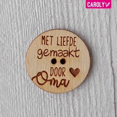 Houten knoop "met liefde gemaakt door oma" Houten knoop "met liefde gemaakt door oma"